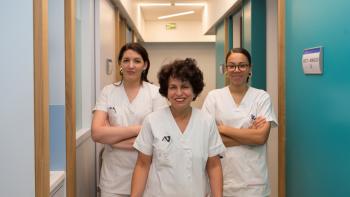 Trois infirmières de face en train de sourire