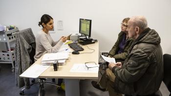 Un patient et son accompagnant sont en consultation au centre d'évaluation et de traitement de la douleur.