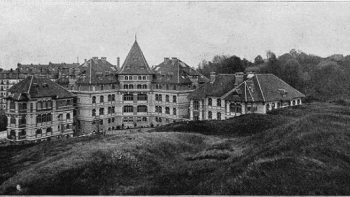 L’Hôpital Fondation Rothschild lors de son inauguration en 1905. Les architectes étaient messieurs Rouvre et Chatenay et l’inspiration probablement normande au vu du style des façades et pignons.