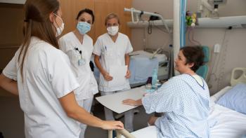 Des soignants avec une patiente suivant le parcours de réhabilitation améliorée après chirurgie.