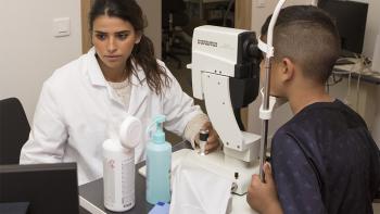  mesure de l’acuité visuelle d’un patient par un orthoptiste