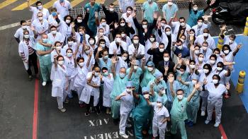 Soignants sur le parvis de l'Hôpital au moment du Covid