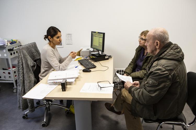 Un patient et son accompagnant sont en consultation au centre d'évaluation et de traitement de la douleur.