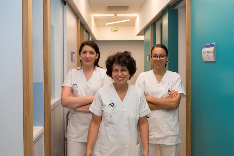 Trois infirmières de face en train de sourire