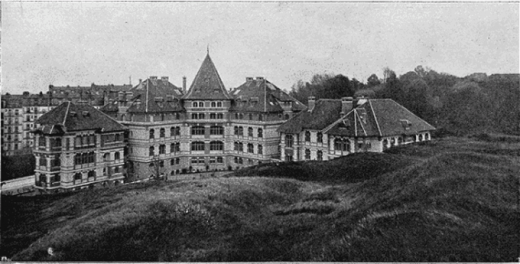 L’Hôpital Fondation Rothschild lors de son inauguration en 1905. Les architectes étaient messieurs Rouvre et Chatenay et l’inspiration probablement normande au vu du style des façades et pignons.