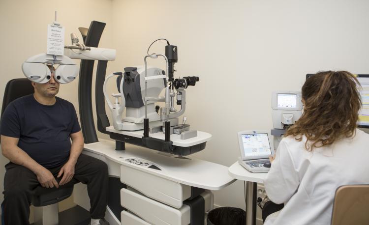 mesure de l’acuité visuelle d’un patient par un orthoptiste